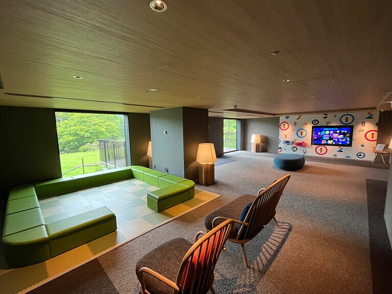 気兼ねなく遊べる2階のキッズスペースにはデジタル黒板が設置され、自由にお絵描きもOK。