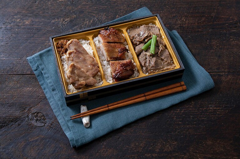 日本橋だし場 OBENTO(エキュート品川)「三種の肉弁当」 1,300円。