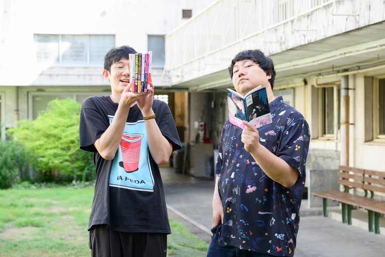 左から、ロングコートダディの堂前透さん、兎さん。