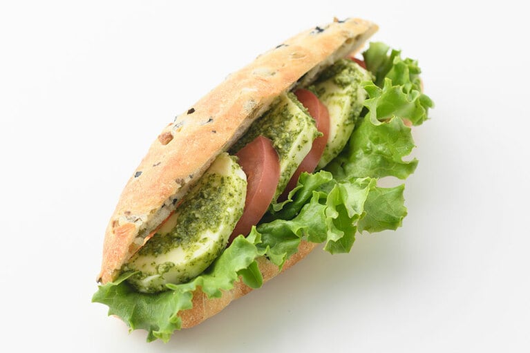 サンド・オリーブ・トマト・モッツァレラ 500円。