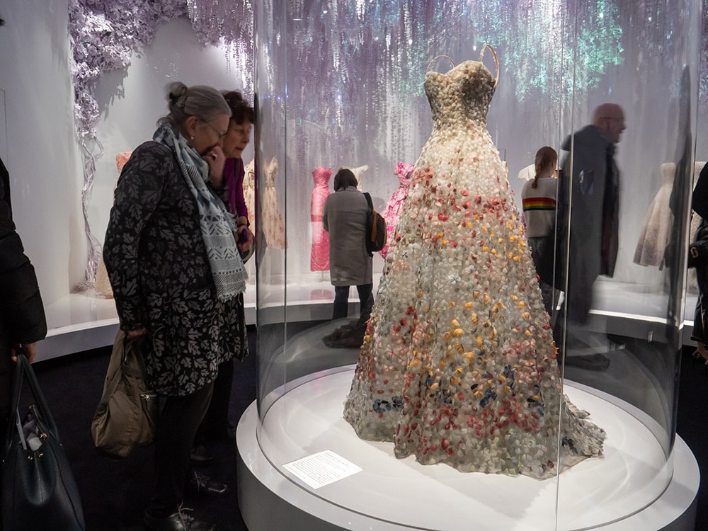 2017年にハウス オブ ディオールのクリエイティブ・ディレクターに就任したマリア・グラツィア・キウリのデザインによるドレス。染色された羽毛が花びらのように柔らかにチュールの上に重なる。