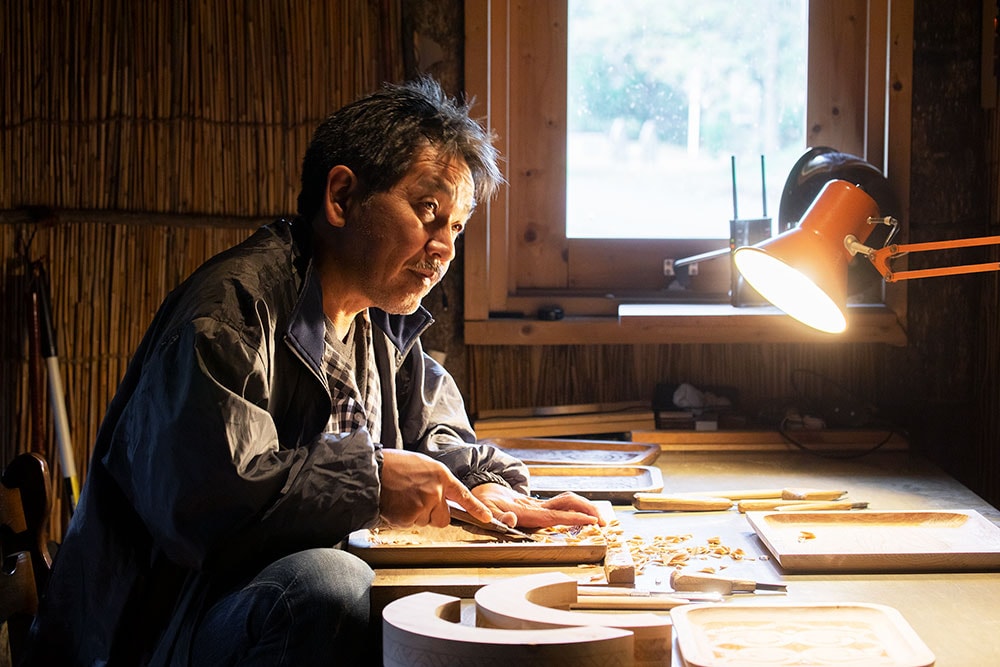 父である先代から伝統の技を受け継いだ貝澤守さん。21歳から木彫刻に専心してきた。