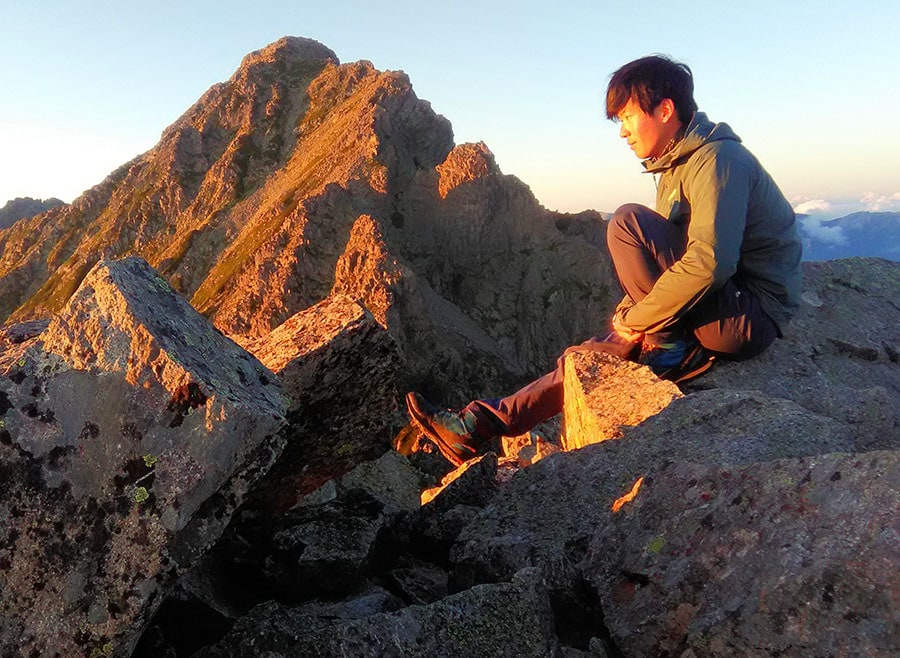 明神岳に登る秋本真宏さん。年間300日を山で過ごすこともあった／写真提供：秋本真宏