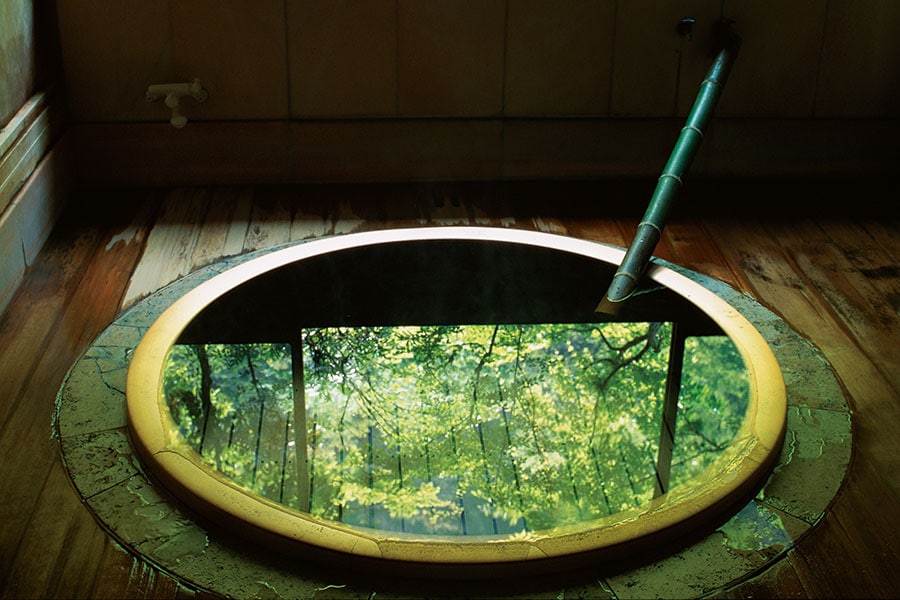 松の幹をくり抜いて作った「大丸風呂」は、鉄道会社のCMにも登場した、宿の名物。
