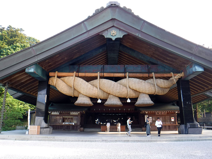 出雲大社の神楽殿の注連縄(しめなわ)は、日本最大級。