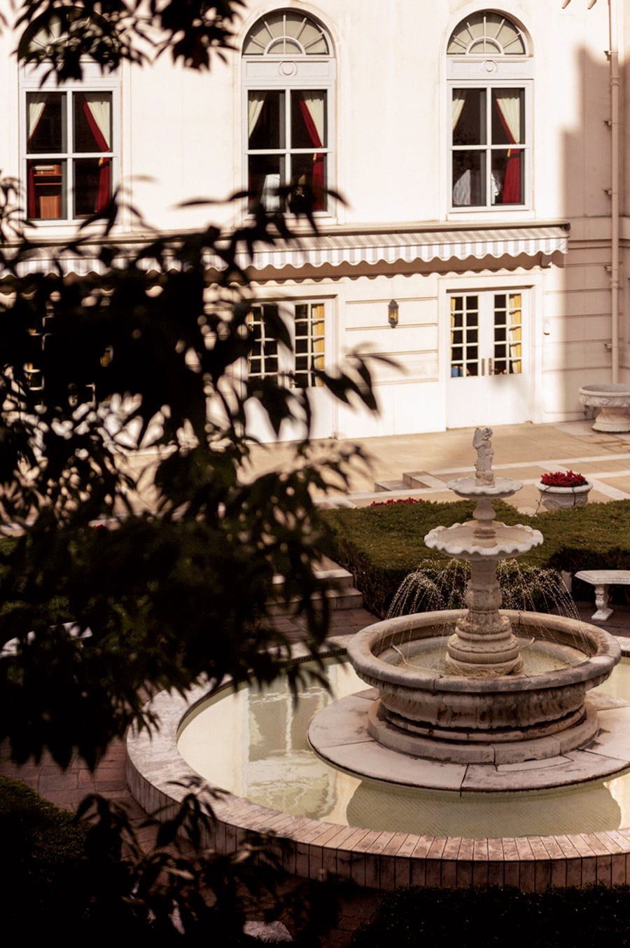イタリア製の噴水がシンボルの中庭は、隠れ人気スポット。年間を通して日没からはイルミネーションで飾られる。