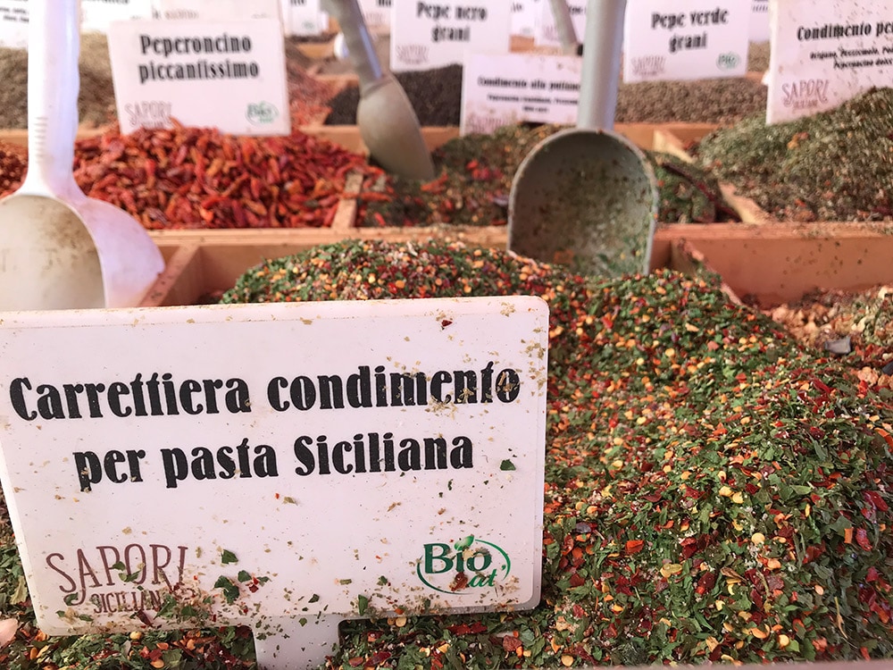 シチリアの市場でも売られるカレッティエラ・ミックス。パスタ以外に、ミネストローネや魚、肉料理、なんでも使えて便利な一品。見つけたら、即買いがオススメ。