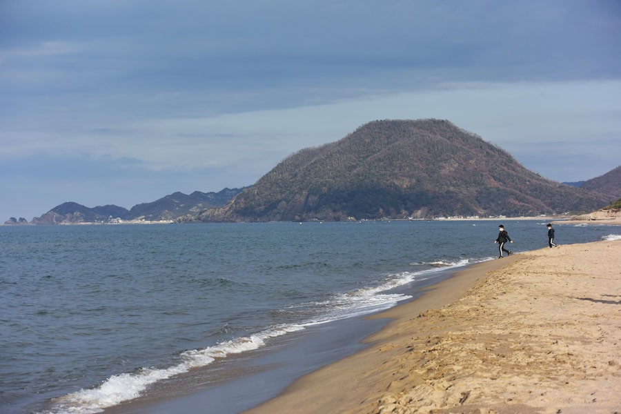 鳥取砂丘を越えた日本海。右手は、馬駟馳山の向こうに網代港。
