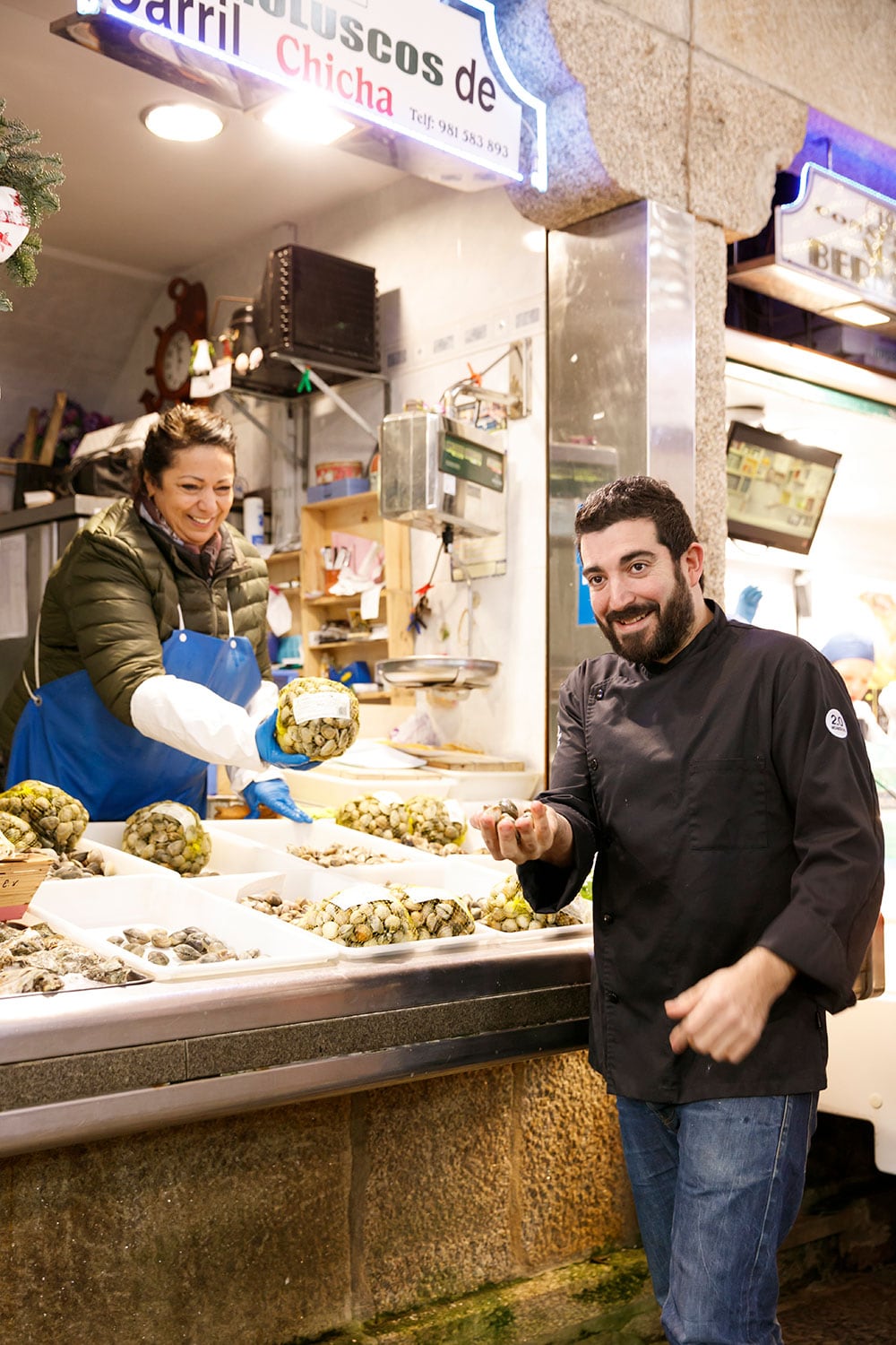 市場はレストランの冷蔵庫代わり。馴染みの鮮魚商と談笑するイアゴ。