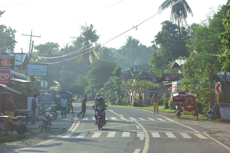 島の交通手段はバイクとトライシクルが中心。