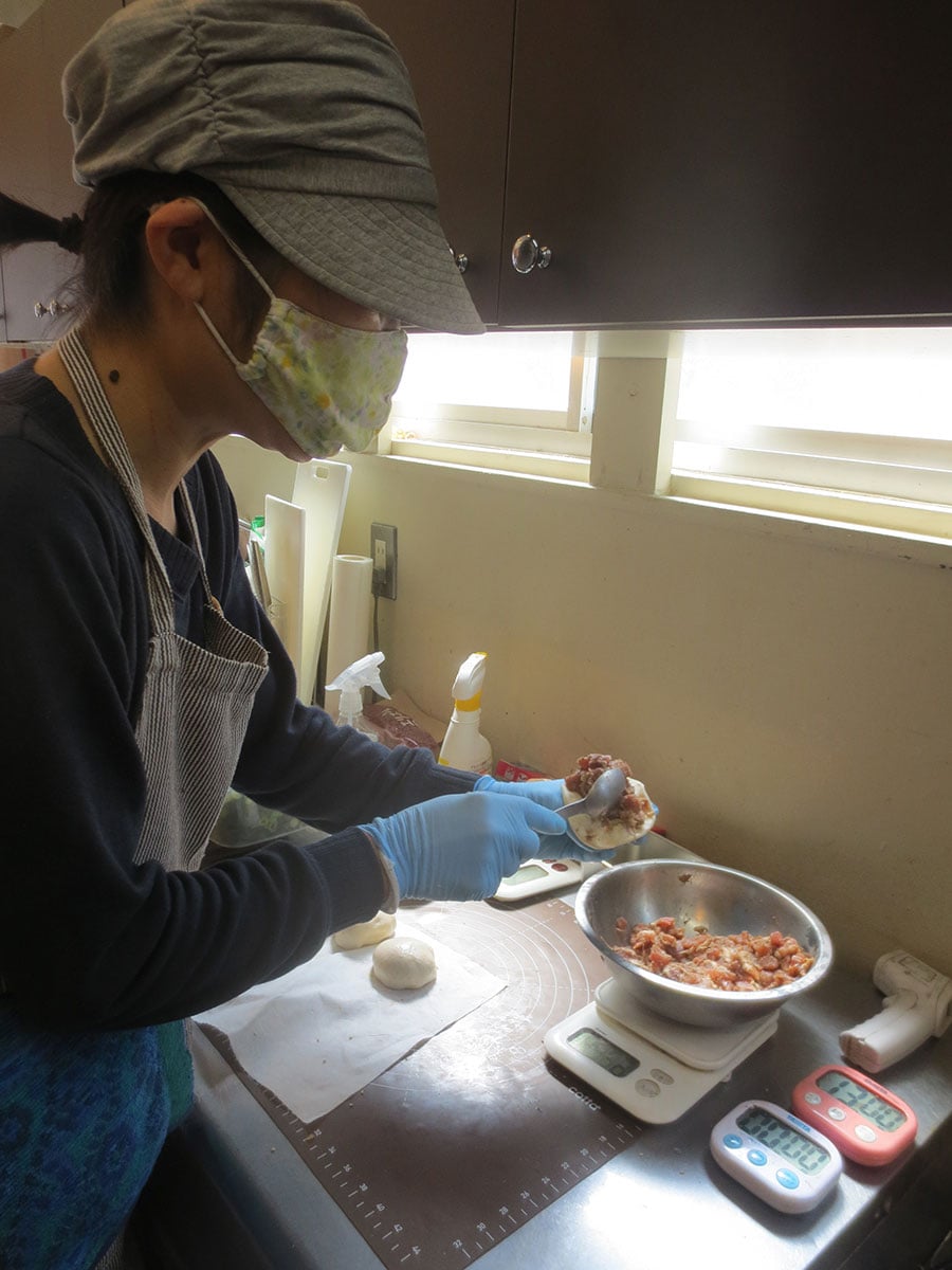 胡椒餅を作る山村優佳さん。