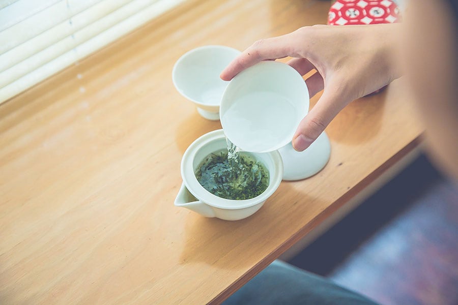［おいしい日本茶の淹れ方］(4) 湯のみのお湯を急須に移し、1分待つ。