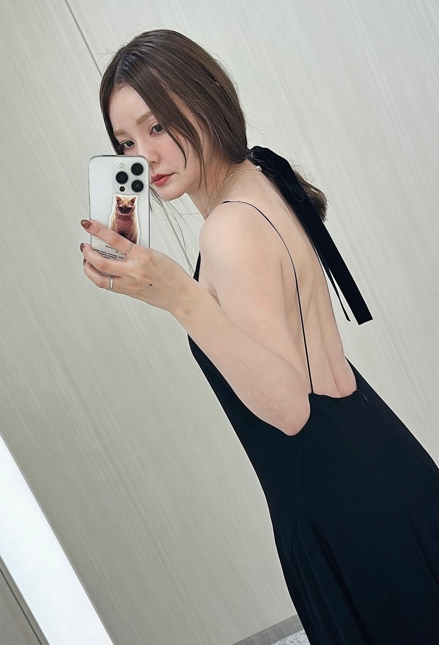 忙しい日々を送る中でも、透明感のある美肌をキープする藤井明子さん。