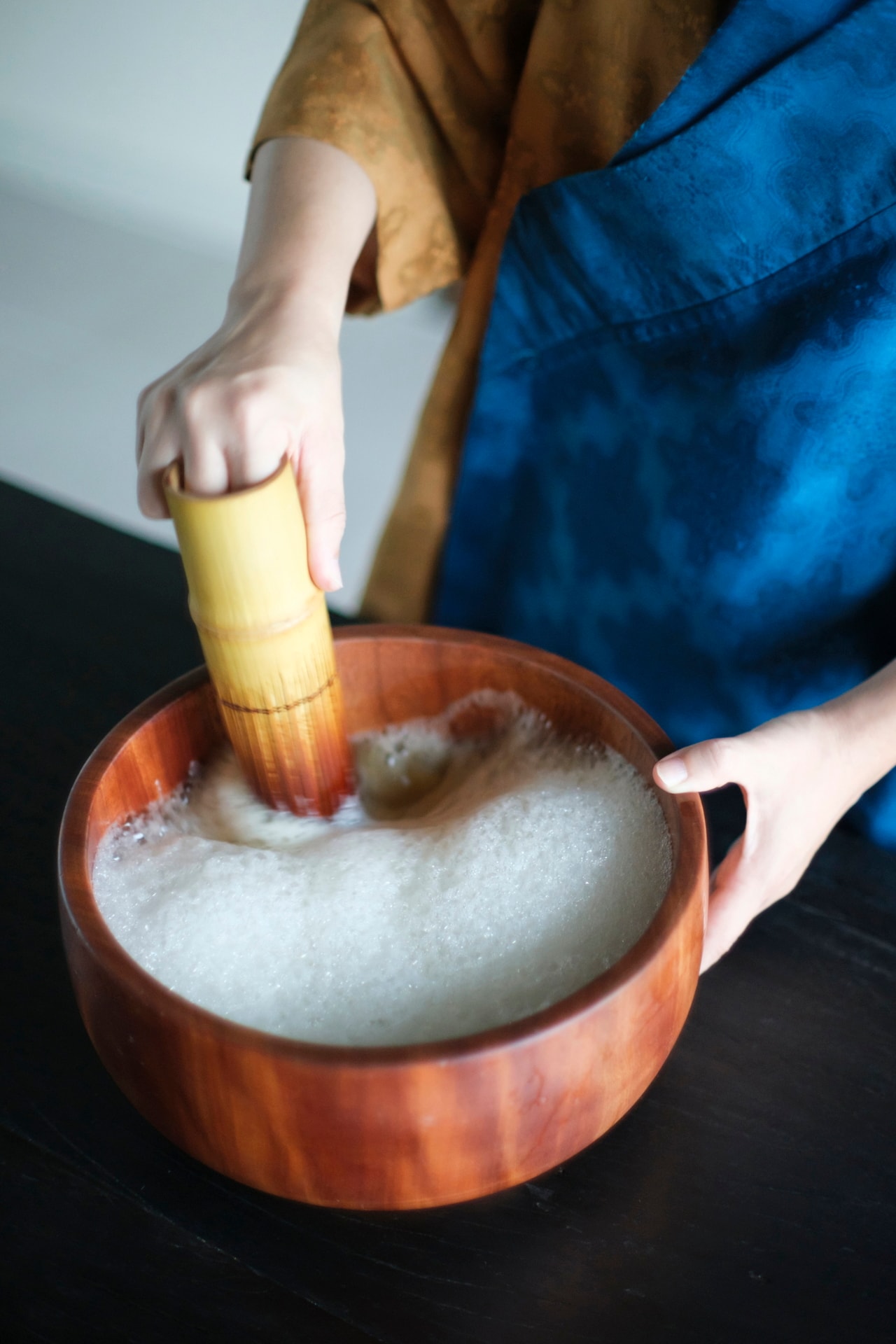 鉢をこするようにしながら茶筅を動かし、たっぷりの泡をたてる。