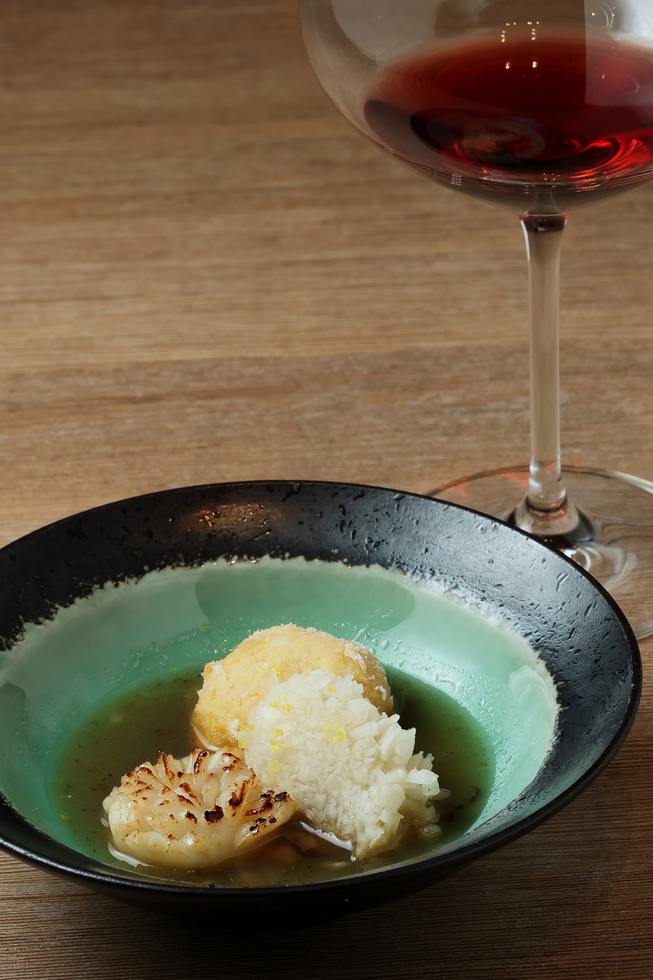 ひと皿ごとにおススメのマリアージュが提供されるので、ついつい飲みすぎてしまう。