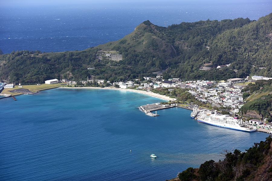 旭山から見下ろす、父島の宮之浜地区。おがさわら丸が停泊しているのが見えます。