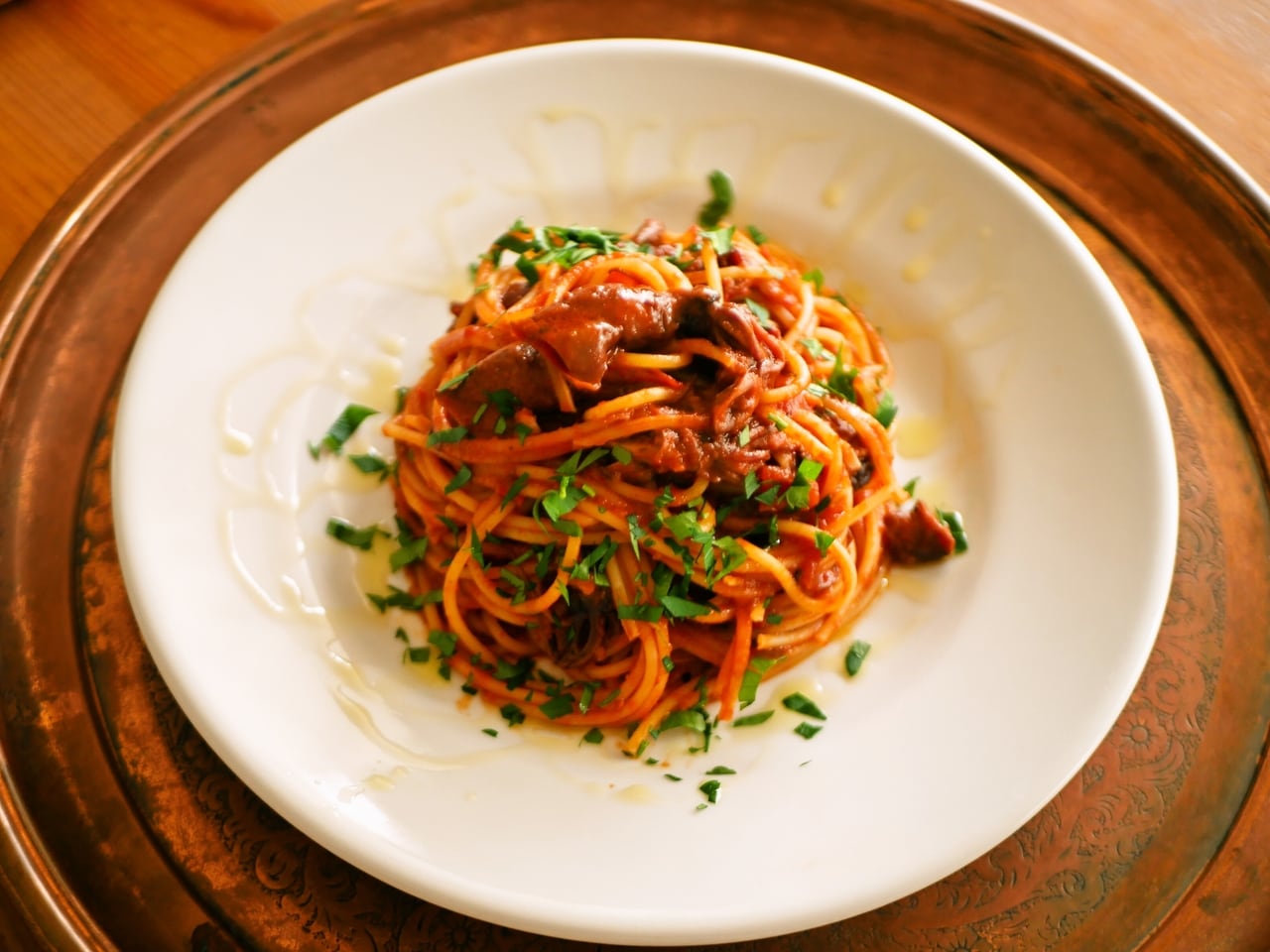 春を味わえる、ほたるいかのトマトソースパスタ。