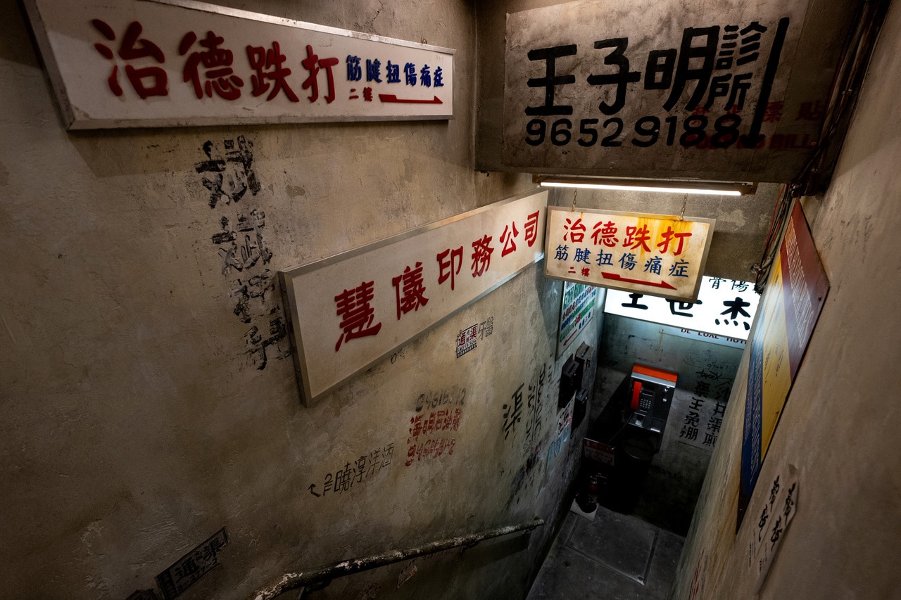 香港のダウンタウンを思わせる階段の作り込み！