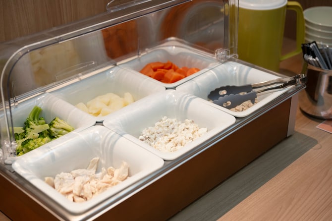 ワンコ専用ビュッフェ。食べムラの激しい愛犬にもうれしい、好きなものを好きなだけ選べるスタイル。