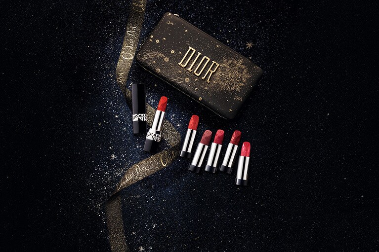「ルージュ ディオール クチュール セット〈ゴールデン ナイツ〉」 20,500円(限定発売)。セット内容：ルージュ ディオール 999／999 マット／772 クラシック マット／666 マット キス／665 レヴェ／028 アクトリス(※999以外はリフィル)、クラッチバッグ。