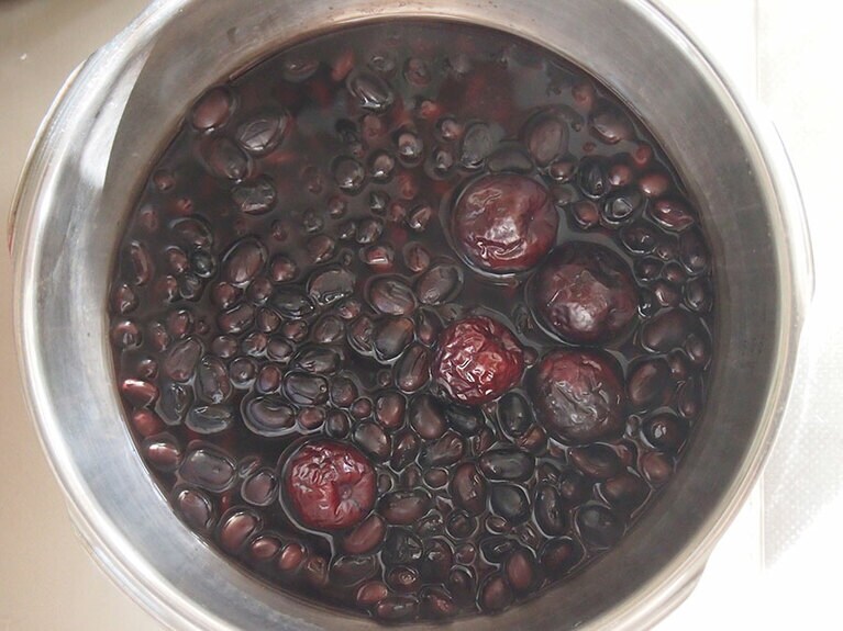 (3) 時間が経ったら、自然冷却して蓋を開けます。なつめを一旦取り出し、皮と種を取り除きます。