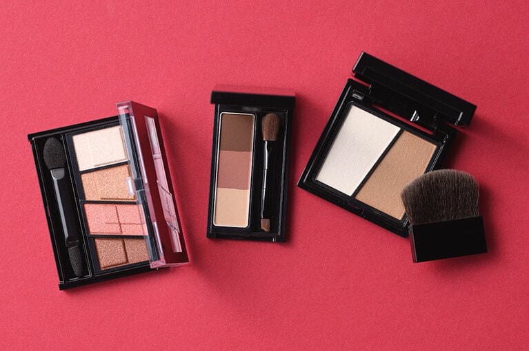 左から：デザイニングブラウンアイズ BR-10 1,320円、デザイニングアイブロウ3D EX-8 1,210円、スリムクリエイトパウダーA EX-2 1,430円／KATE(価格はすべて編集部調べ)