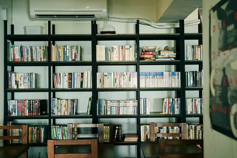 夫婦の蔵書が並ぶ。