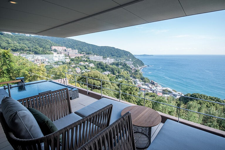 客室のテラスで、ただ青い海を眺めるだけで気分がリフレッシュ。