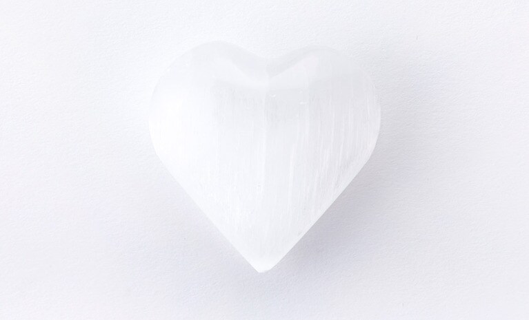 パワーストーン・セレナイト。枕が変わると眠れない人に◎