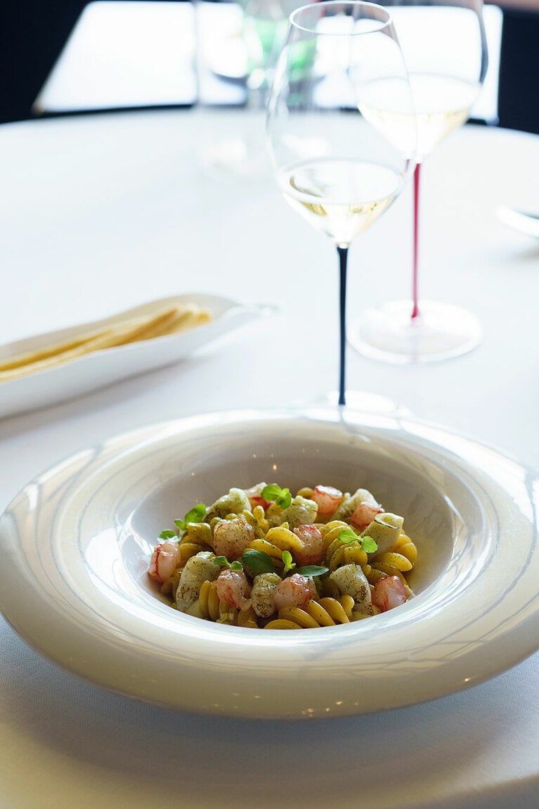 “クラブソースのフジッリ フェンネルとエビ、稚イカと” 42ユーロ。