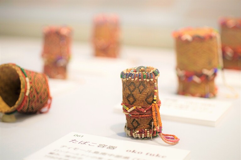 嗜好品であるキンマの葉を入れるバッグや煙草入れなど、人々の暮らしのなかで愛用されているヤシの葉でつくられたハンドクラフトの展示も。