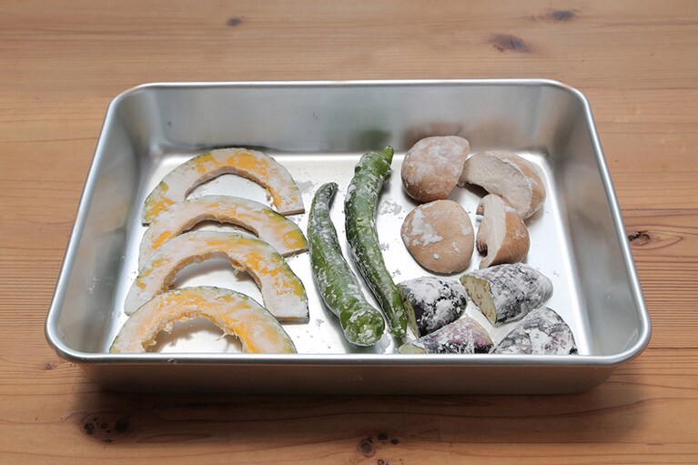 今回は片栗粉を薄くまぶすことで味馴染みをよくしたが、素揚げでも美味しく仕上がる。