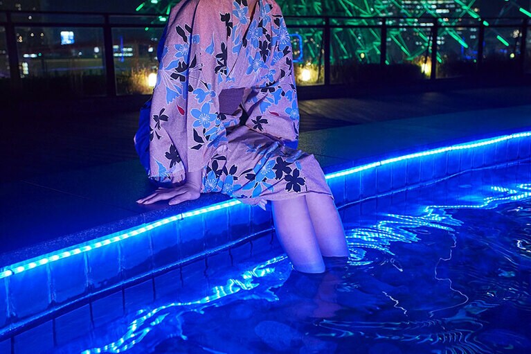 足湯のお湯は、熱海温泉の源泉を使用。散策の疲れを癒し、リラックスできます。