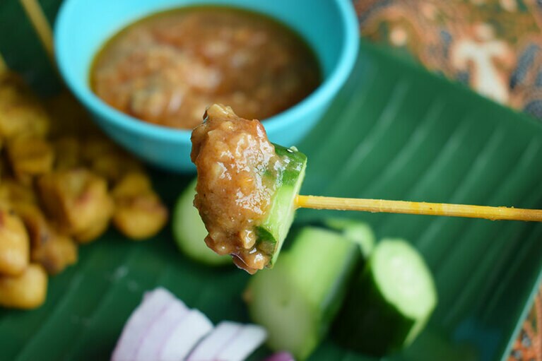 きゅうりにもピーナッツソースをつけて食べよう。甘いソースと野菜は相性抜群。