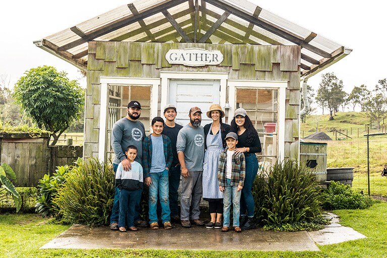 イラノンさんご一家。左から、イザヤさん(長男)、バロールさん(五男)、アウレリウスさん(三男)、トリトンさん(次男)、カイノアさん(父)、ダニエルさん(母)、レジェンドさん(四男)、キアナさん(長女)。