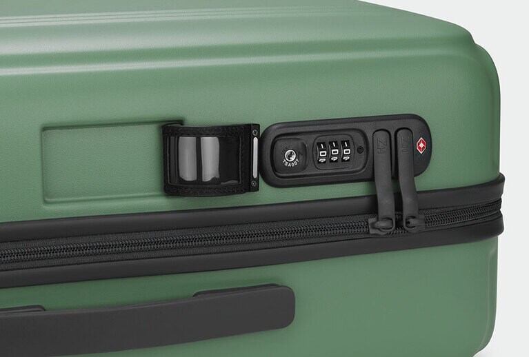 本体素材には、マット仕上げを施した耐衝撃性に優れるポリカーボネートを採用。傷や汚れが目立ちづらいのも嬉しい。