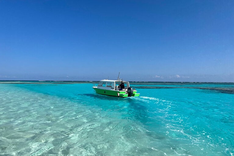ヨロン島の海の色は画像処理をしなくても、この色！