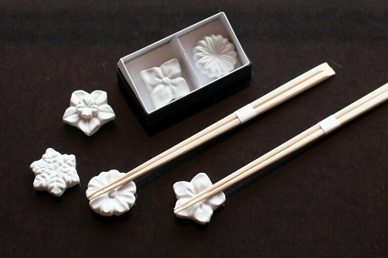 豊後の国・臼杵藩の御用窯だった臼杵焼。その手法を復刻し作られた箸置き 1,200円。