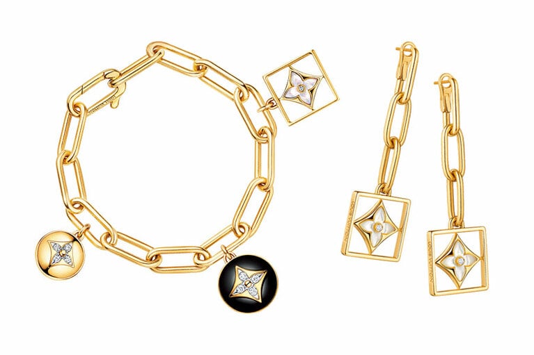モノグラム・フラワーをシンプルなフレームにセットしたブレスレットとイヤリング。ブレスレットはゴールドとブラックのシックなカラーリングでラグジュアリーな印象。左から：Bracelet 1,900,000円、Pierce 935,000円／ルイ・ヴィトン(ルイ・ヴィトン カスタマーサービス)