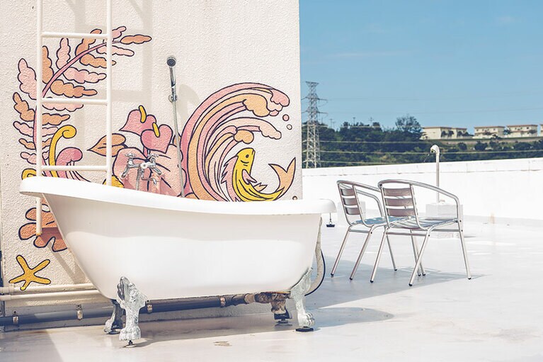 ［SPICE MOTEL OKINAWA］バスタブのある屋上は貸切できる。