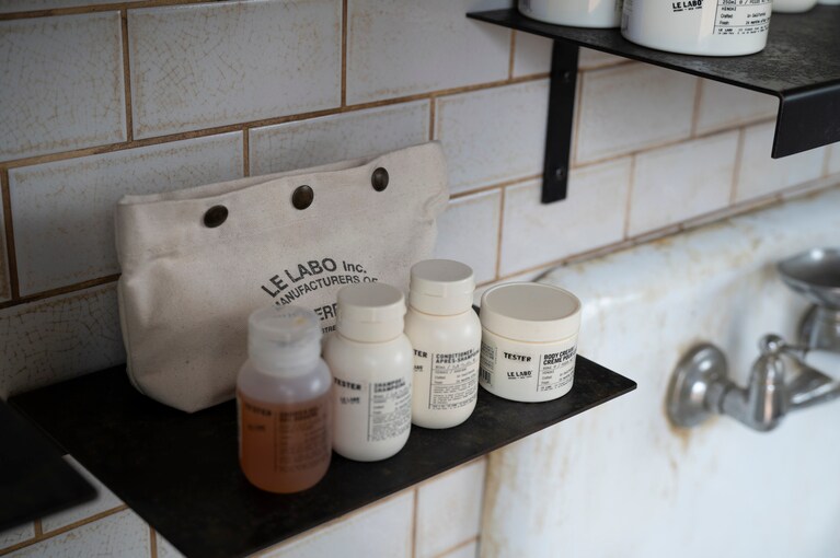 新緑に包まれながら香りと向き合う。移動する店舗ならではの「ル ラボ オン ウィールズ」を軽井沢で体験