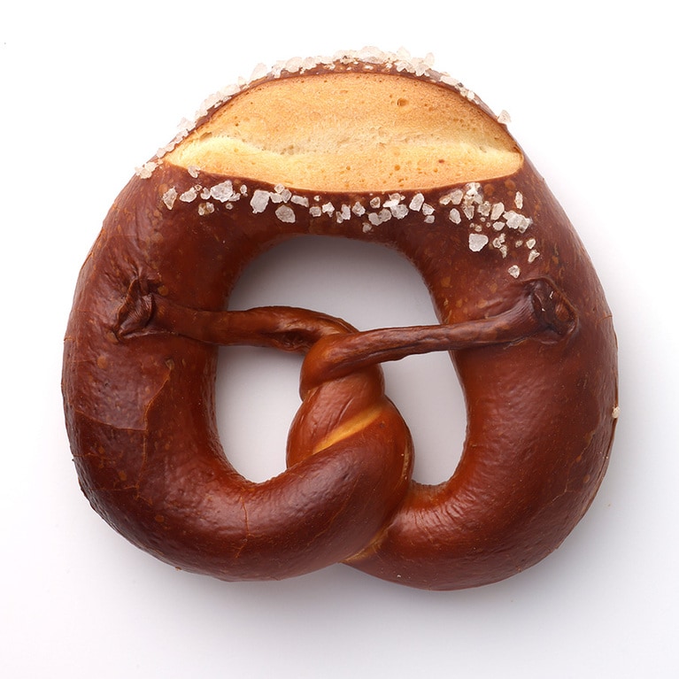 ブレッツェル 350円。独特な結び目の形でつくられる、堅焼きで粒塩をアクセントとしたアルザス地方の発酵菓子。