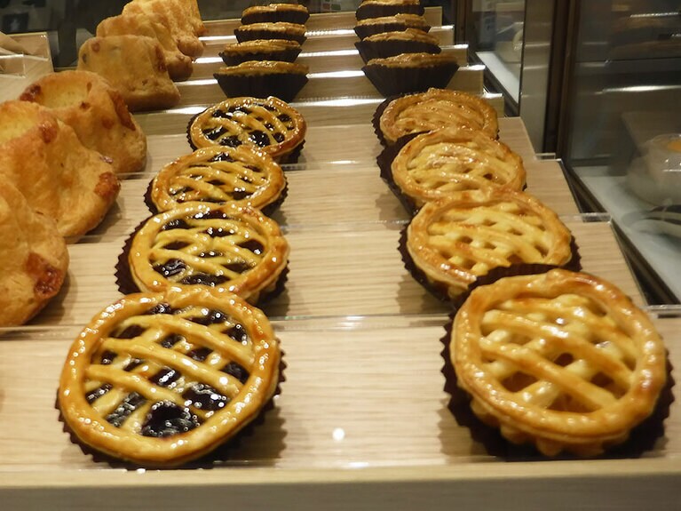 左から：プティ ブルーベリーパイ 600円、プティ アップルパイ 600円／プティ ガルガンチュア