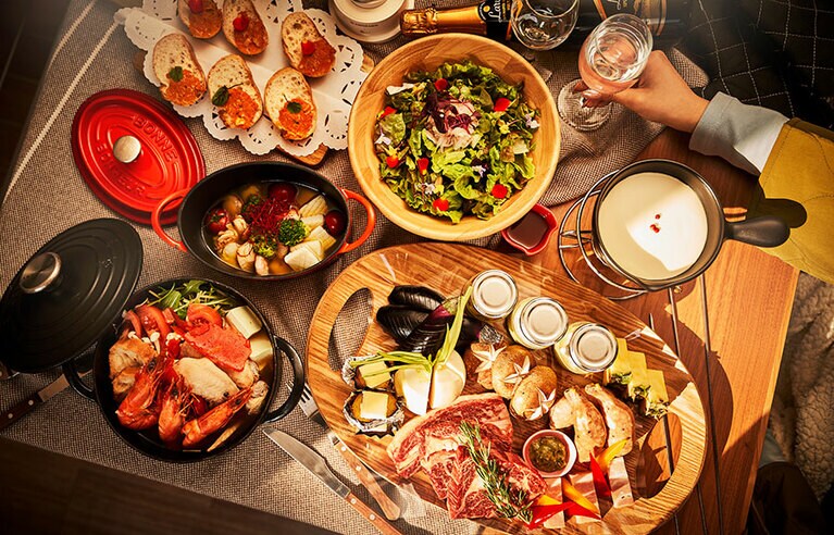 肉類・魚介類・野菜などバランスよく豪華なディナー。