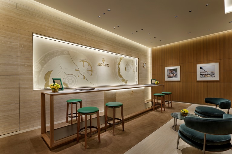 伊勢丹新潟にはロレックス サービスアドバイザーが常駐。ムーブメントをモチーフにした壁面装飾も必見。