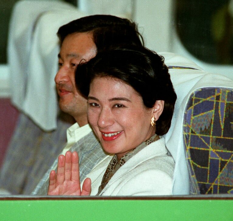 ご静養先の那須から帰京し、車内から手を振られる（JR東京駅）　©時事通信社