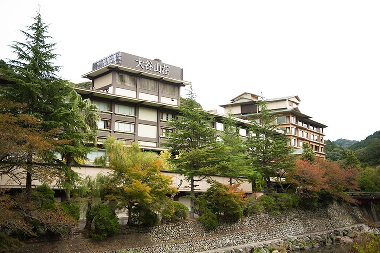 音信川沿いに建つ大谷山荘。
