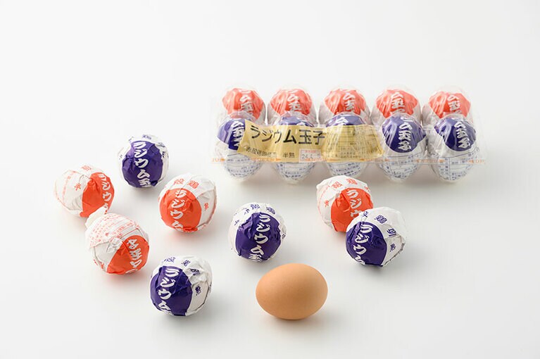 ラジウム玉子 650円（10個入り）。
