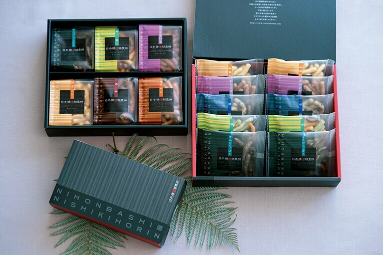 右から時計回りに：人気の味を小袋にした詰め合わせ〈かりんとう５種類10袋入り〉1,620円、同じく〈かりんとう5袋入り〉810円。レギュラーサイズの袋に6種類の味を詰めた〈かりんとう6個箱〉2,462円。