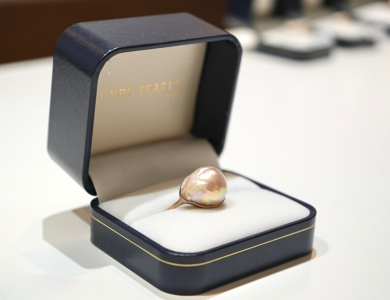 神保真珠商店は、創業当時店舗を持たずアタッシュケースで販売していました。